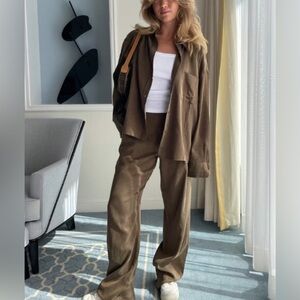 Djerf Avenue On the Go Shirt Mocha in Size M